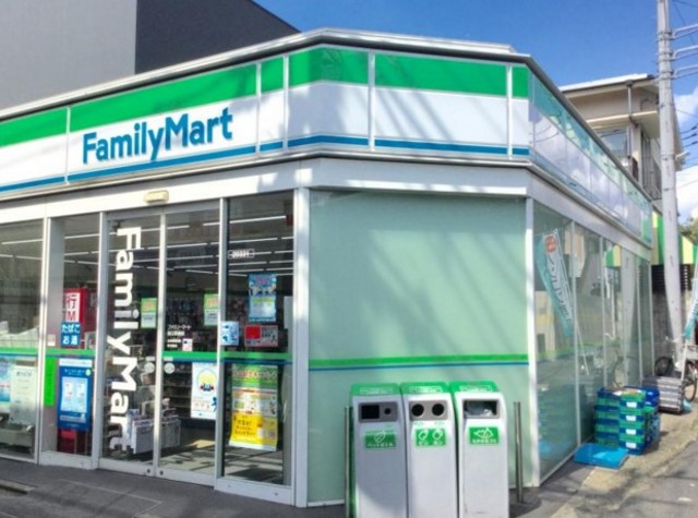 コンビニ　ファミリーマート狛江駅南店（コンビニ）まで447m