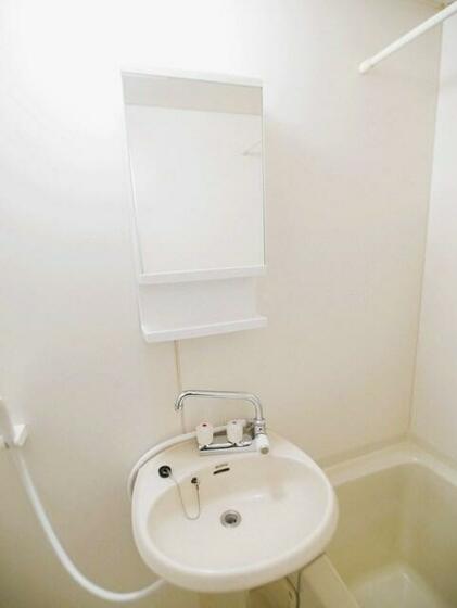 洗面設備　給湯はリモコンで温度設定　お湯のハンドルだけで適温が出ます