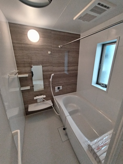 バス・シャワールーム　浴室換気乾燥機能付き　追い炊き可能　換気窓付き