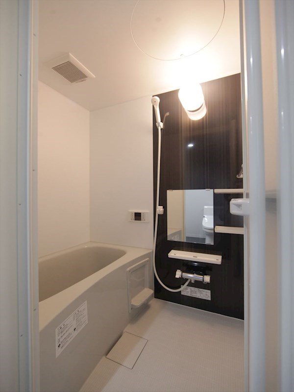 バス・シャワールーム　追い焚き機能付　オートバス機能付バスルーム　同仕様写真