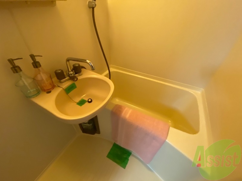 バス・シャワールーム　お風呂はこちら。１人暮らしにはピッタリのサイズ感ですね！