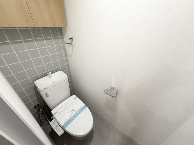 トイレ　（シャワー付き）