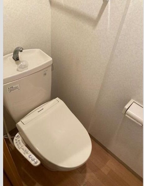 トイレ　嬉しいウォシュレット付きのトイレ！便座温かいですよ♪