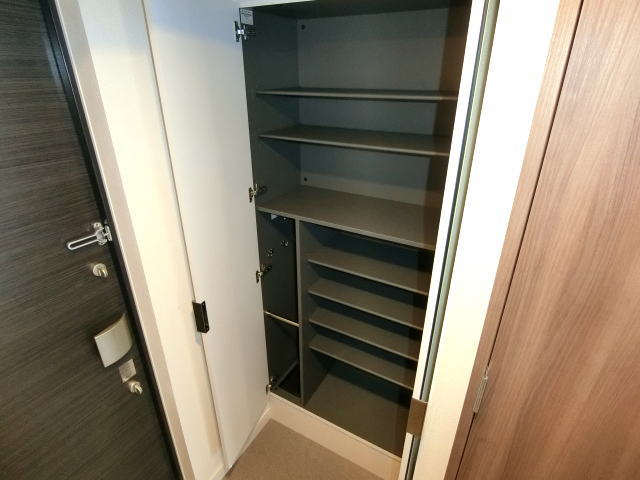 玄関　扉はＷロック　大型のシューズボックス付きです