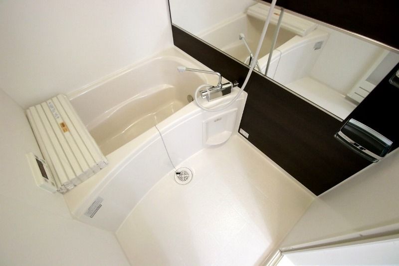 バス・シャワールーム　コンパクトで使いやすいお風呂です