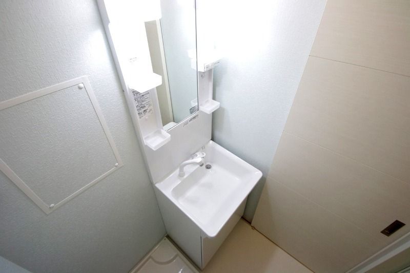 洗面設備　明るい洗面所です