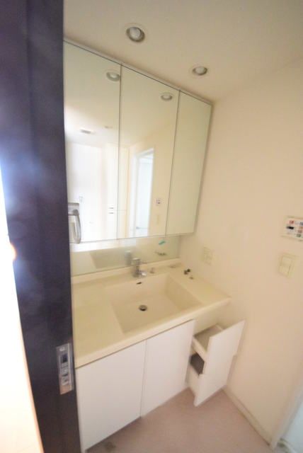 洗面設備　３面鏡の洗面台