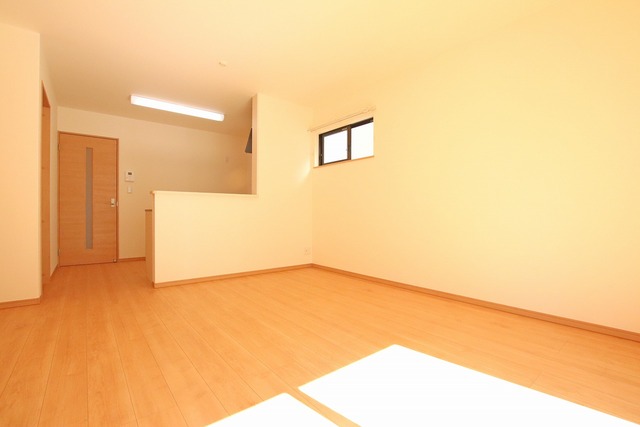 居室・リビング　カウンターキッチンが見える開放的なリビングルーム♪