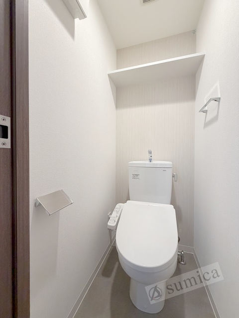 トイレ　人気アイテムの温水洗浄便座。清潔感のあるトイレです。