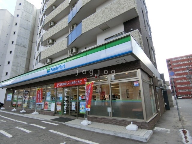 コンビニ　ファミリーマート札幌麻生町5丁目店（コンビニ）まで73m
