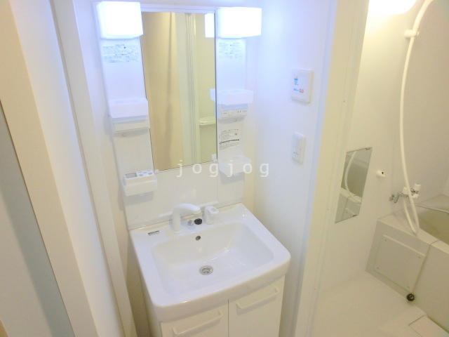 洗面設備　便利なシャンプードレッサーを完備したお部屋です。