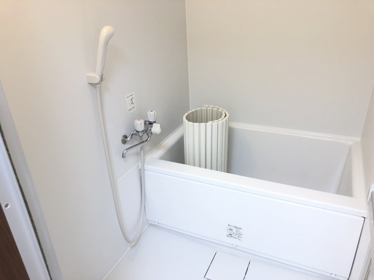 バス・シャワールーム　※類似レイアウトの別部屋の画像です