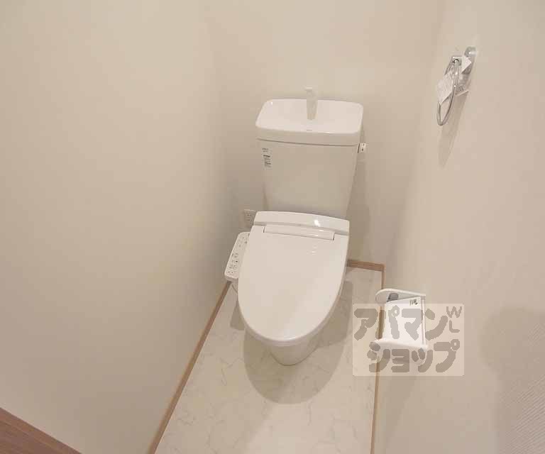 トイレ　ウォシュレット付。