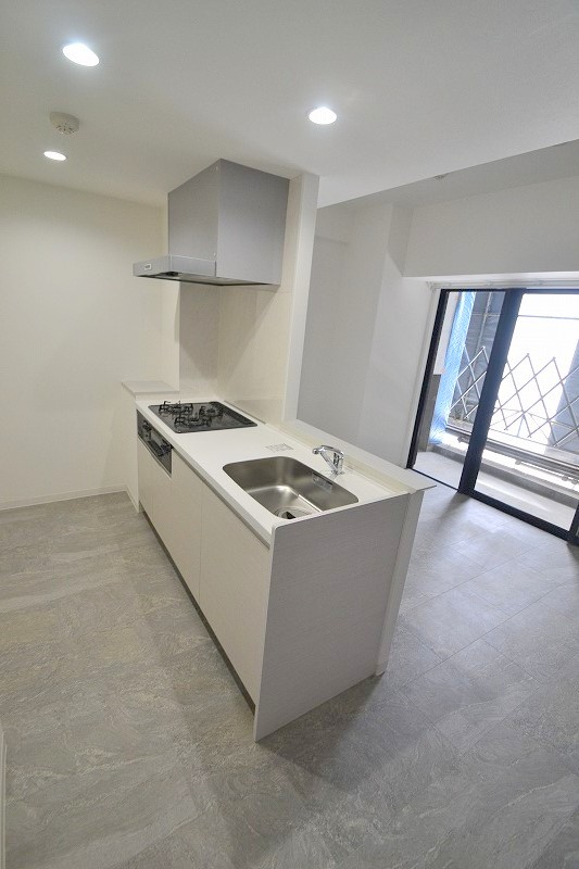 キッチン　3口システムキッチン採用。