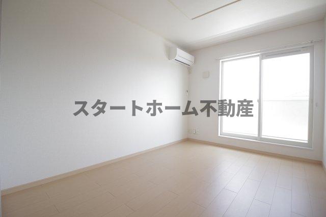 その他部屋・スペース　落ち着いた色調の寝室です