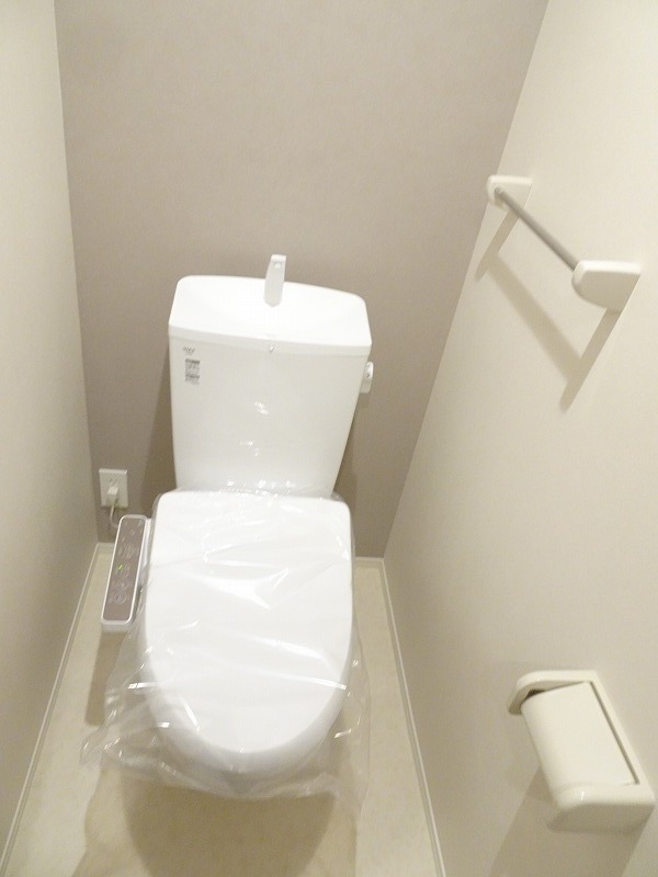 トイレ　温水洗浄便座付きトイレになります。