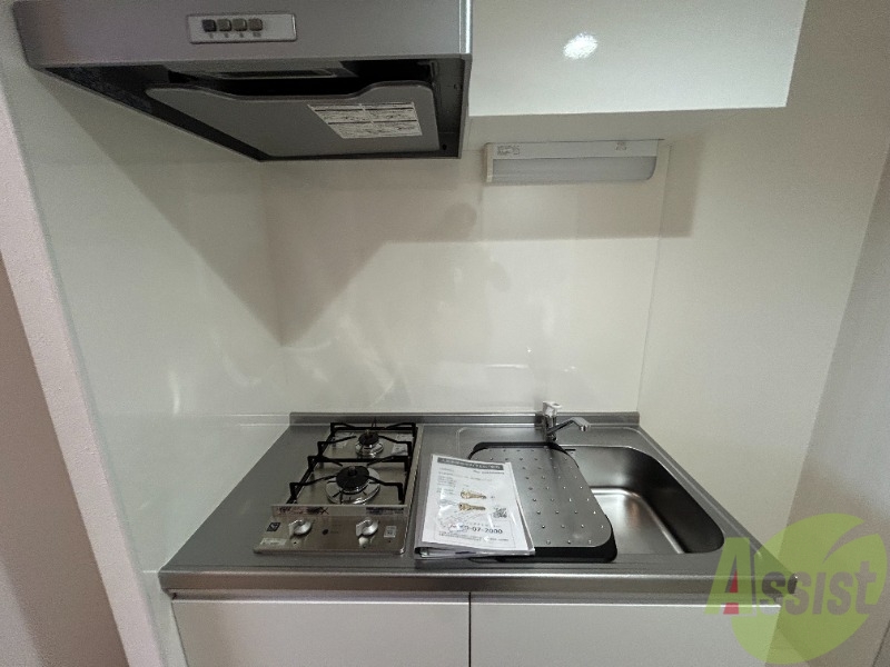 キッチン　システムキッチンで調理スペースもあり、自炊もしやすいです