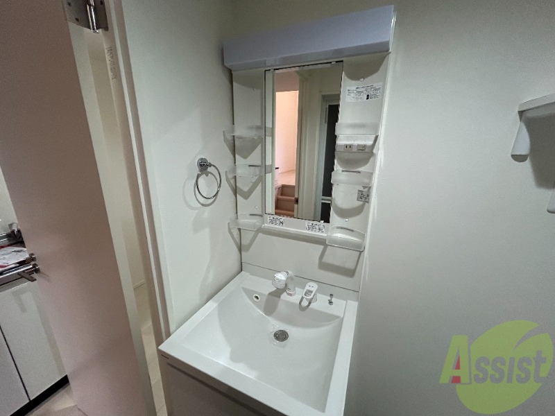 洗面設備　シャンプードレッサー付なので洗髪や洗顔もしやすいです