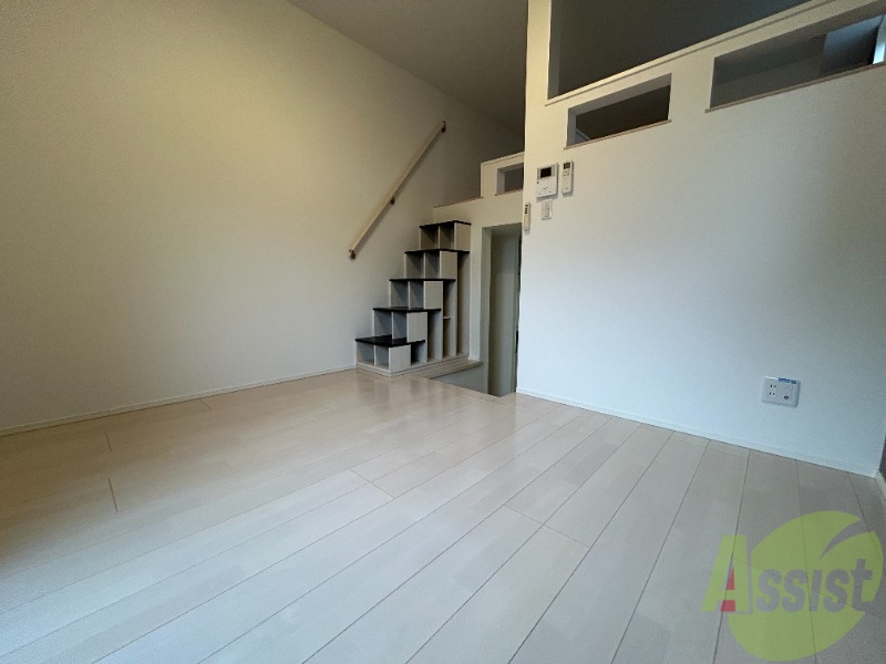 居室・リビング　南向きで日当たりが良く、落ち着いた雰囲気の居室です。