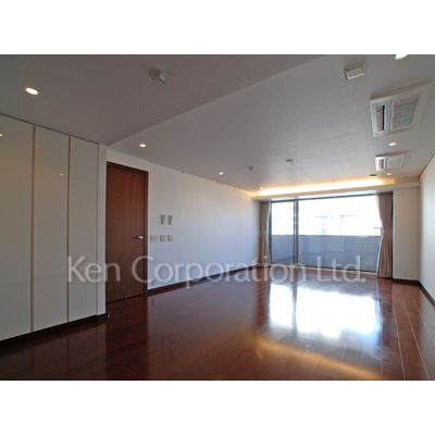 居室・リビング　同タイプ5階のお部屋を撮影。仕様が異なることがあります。