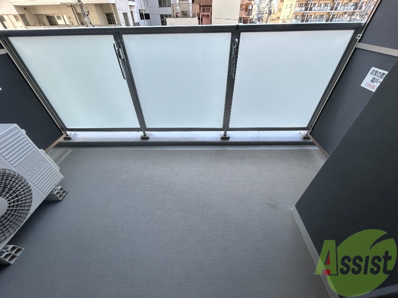 バルコニー　ベランダは洗濯物を干すのに十分な広さがございます。