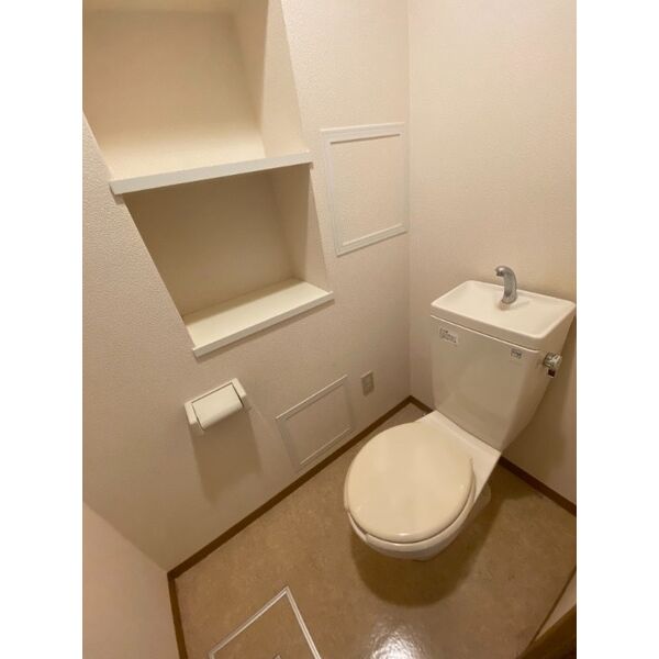 トイレ　収納棚が付いてます♪