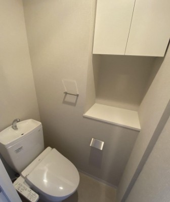 トイレ　落ち着いた色調のトイレです