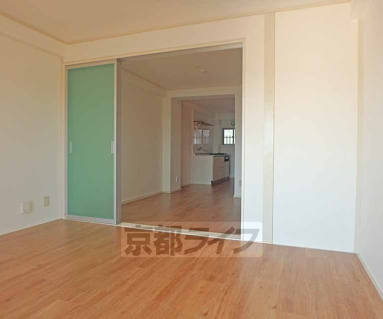 居室・リビング　８帖洋室は南側バルコニーに面して明るいです。