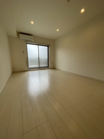 居室・リビング　落ち着いた色合いの床材を使用した居住空間です。