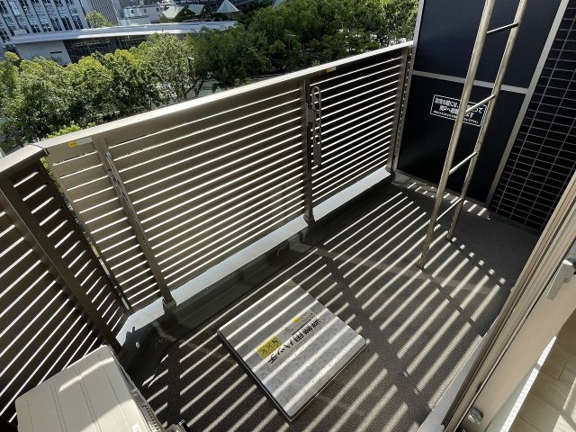 バルコニー　暖かな日差しのふりそそぐバルコニー