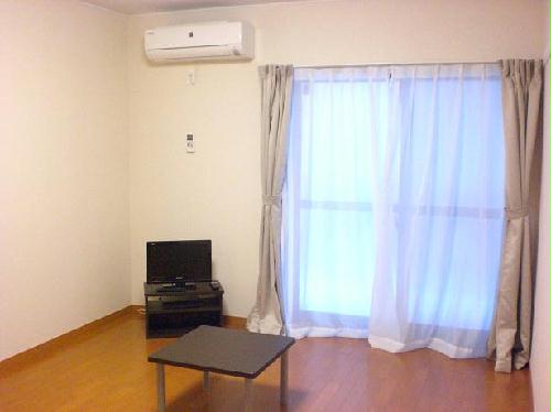 居室・リビング　1Fはフローリング、2F以上は絨毯になります。