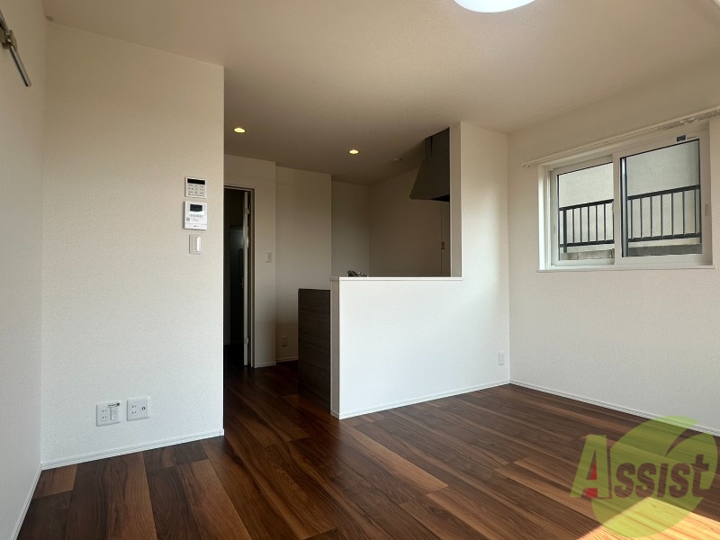 居室・リビング　１０．５帖の洋室です。日差しがあり明るい印象でした。