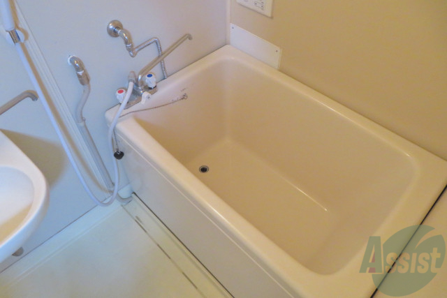 バス・シャワールーム　浴室は深いので肩まで浸かれますね。