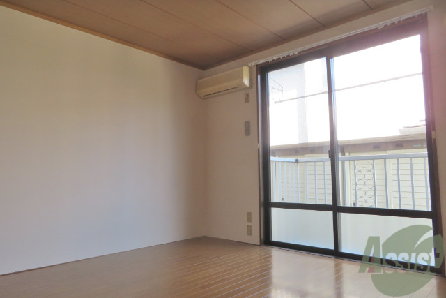 居室・リビング　リビングは８帖の洋室です。広々としていていいですね。