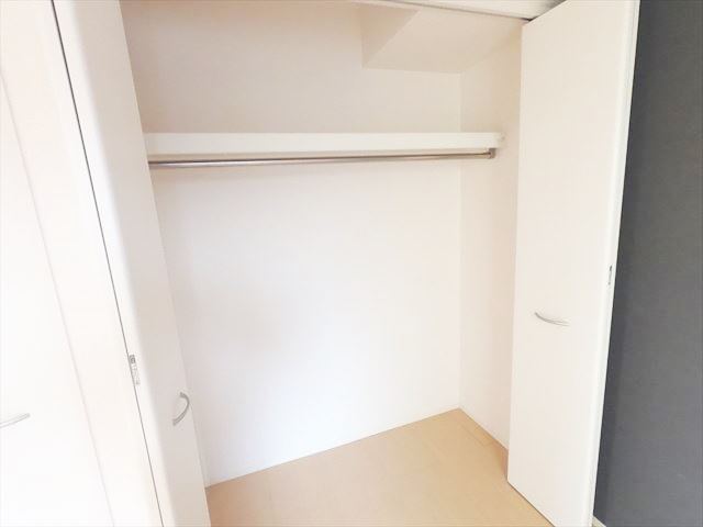 収納　洋室には1間半のたっぷり収納付き