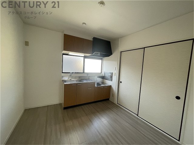 居室・リビング　床色が落ち着いた色合いで綺麗です♪