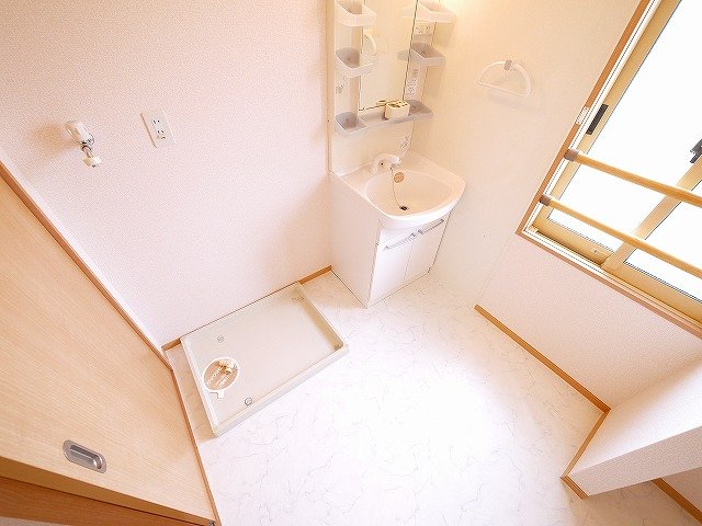 洗面設備　窓付きなのでいつでも快適に保てます