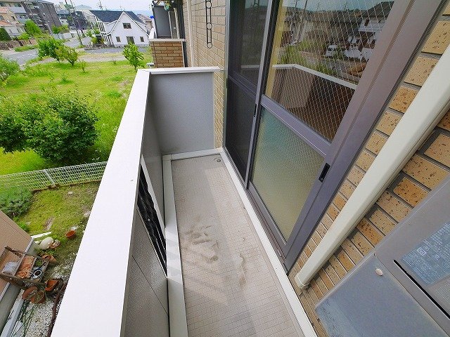 バルコニー　スペースにゆとりがありお洗濯にも活躍しますね