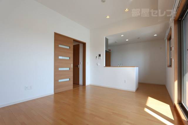 居室・リビング　１１０２号室の写真を流用しました。