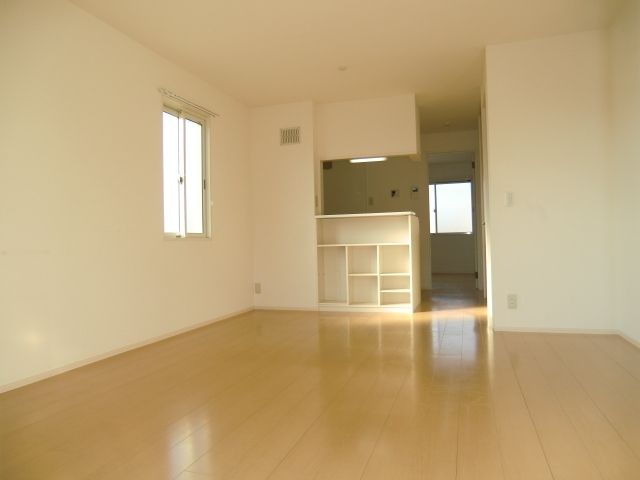 居室・リビング　南向き13.5帖LDK　2面採光　専用庭つき