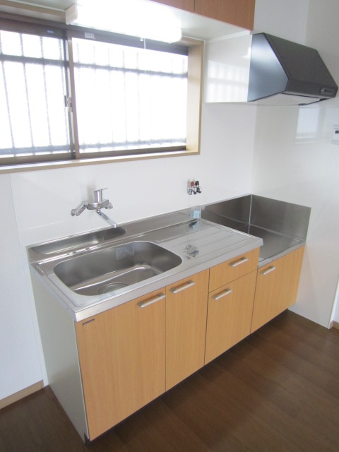 キッチン　窓付きで明るく換気もしやすい調理スペース