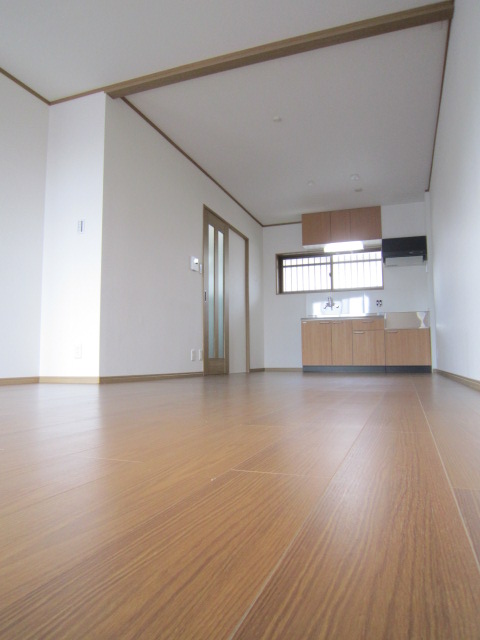 居室・リビング　南向きリビング12帖以上。リノベーション済みの明るいリビング