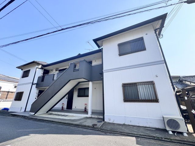 建物外観　西山天王山駅徒歩15分。平面駐車場完備の落ち着いた住環境