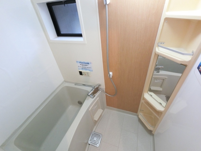 バス・シャワールーム　お絵かきができる壁面になっています