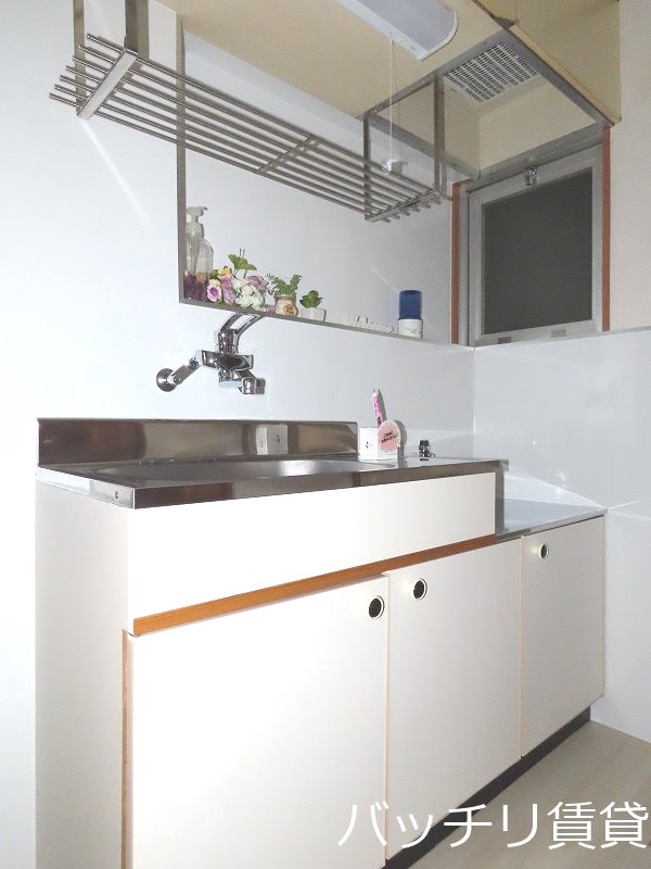 キッチン　入居中。別号室の写真。現況優先。