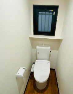 トイレ　落ち着いた色調のトイレです