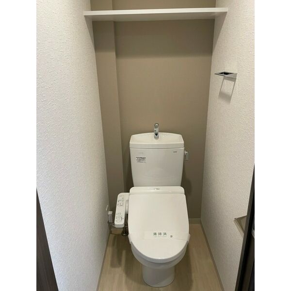 トイレ　落ち着いた色調のトイレです