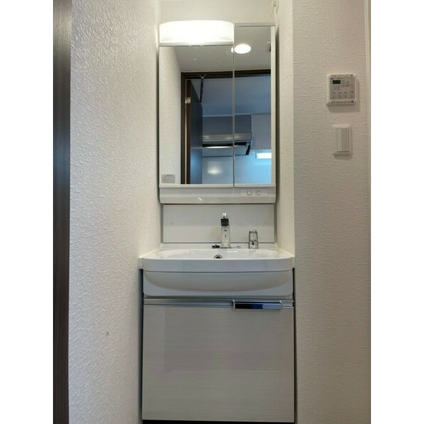 洗面設備　独立洗面台、朝の身支度には欠かせません