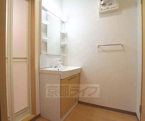 洗面設備　シャンプードレッサ付きの独立洗面台です。