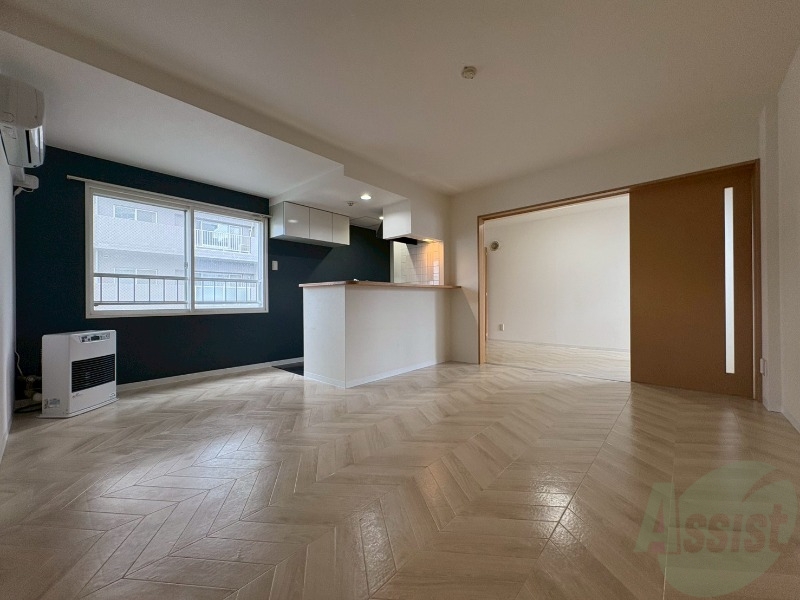 居室・リビング　リビングです。白を基調としていてお部屋全体が明るいですね！